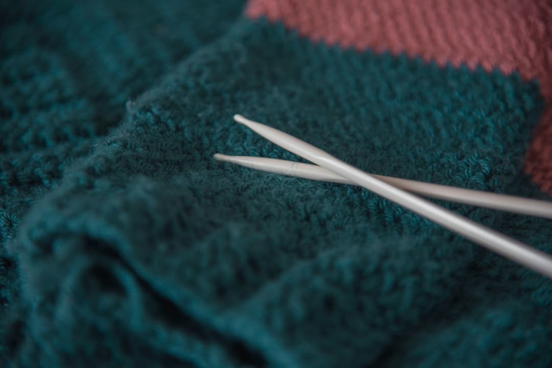 Punto Derecho y Revés: Los Dos Puntos Base del Tricot que Necesitas Dominar